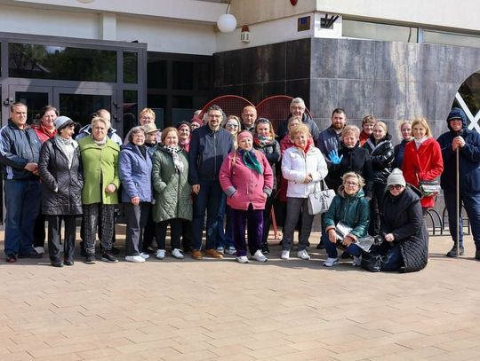 Zdjęcie przedstawia grupę wolontariuszy i pracowników Chełmskiego Domu Kultury. W tle budynek CHDK.
