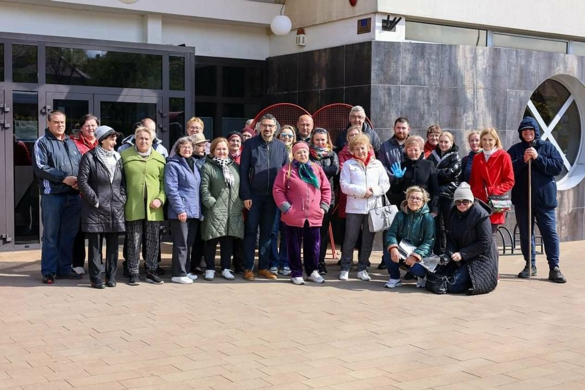 Zdjęcie przedstawia grupę wolontariuszy i pracowników Chełmskiego Domu Kultury. W tle budynek CHDK.